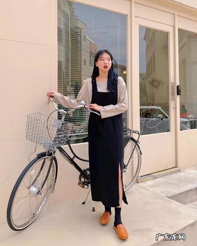 女大学生时尚打扮 一副时髦学生的打扮