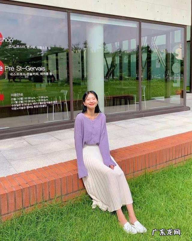 女大学生时尚打扮 一副时髦学生的打扮