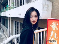 女大学生时尚打扮 一副时髦学生的打扮