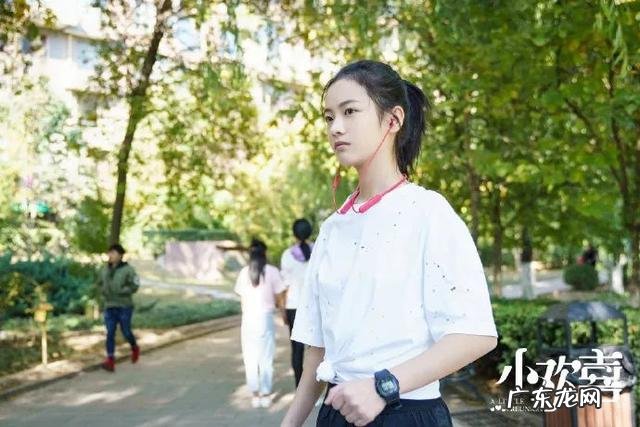 女大学生时尚打扮 一副时髦学生的打扮