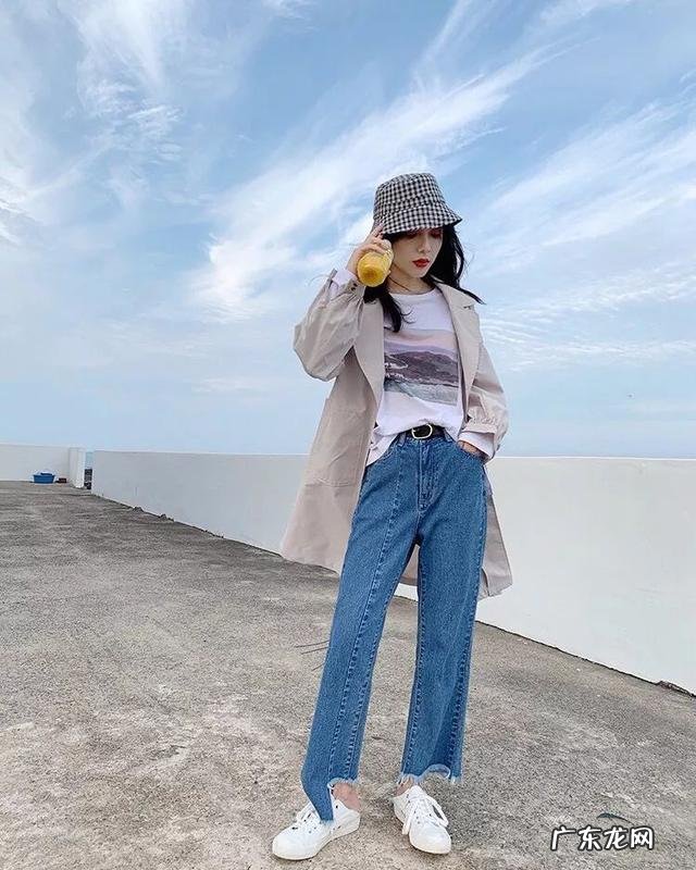 女大学生时尚打扮 一副时髦学生的打扮