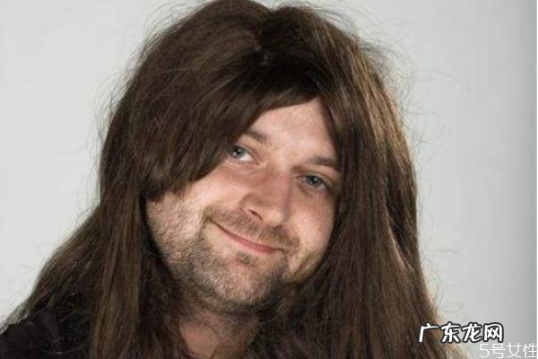 假发戴头上会不会掉下来 假发容易掉怎么处理