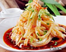 凉皮不放辣只有调味汁配料放面筋黄瓜胡萝卜热量会高吗？