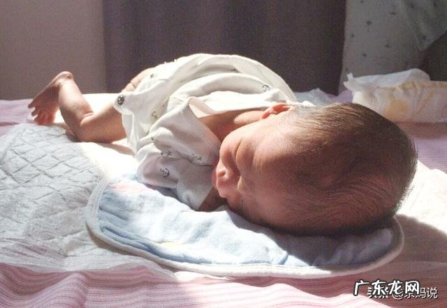 满月宝宝哭闹趴着就不哭怎么回事?