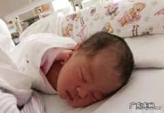 满月宝宝哭闹趴着就不哭怎么回事？