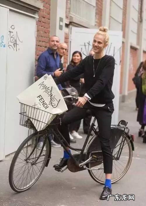 牛仔裤怎么搭配袜子好看？