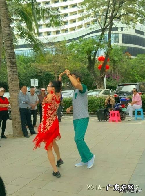 老婆跳广场舞,和老男人搂在一起,上去就是一脚我错了吗?