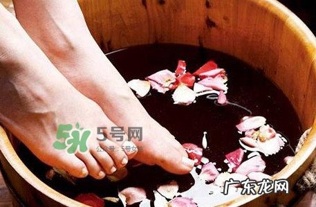 醋泡脚要加水吗？醋泡脚用热水还是冷水？