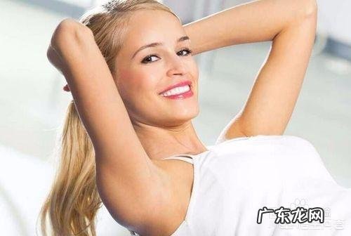 如何锻炼女孩的手臂赘肉？