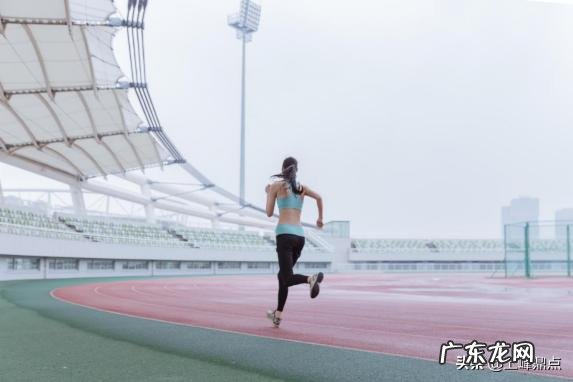 每次拉完引体向上后右胳膊关节疼，为什么