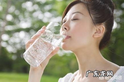 早上喝热水有利于排便吗?