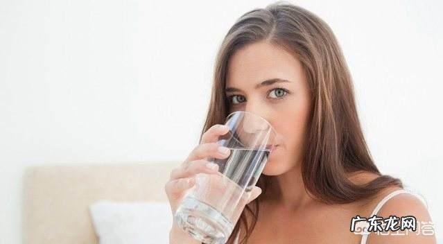 早上喝热水有利于排便吗?