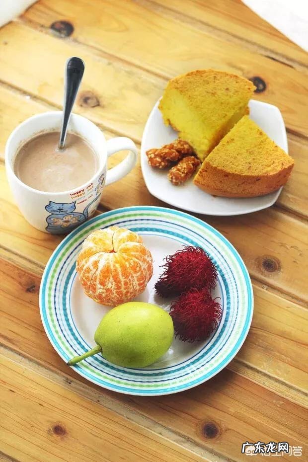 早上吃完早餐再去睡觉还是睡到中午再吃早餐