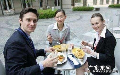 西安张胖子私房菜扣旷工员工工资,网友们的评论是不是拉偏架?