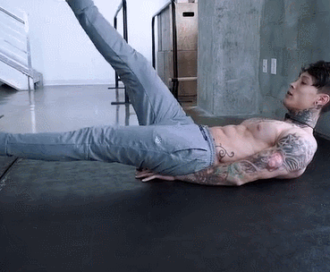 卧推深蹲硬拉都是肌肉训练，可以不用专门练腹肌吗？为什么？