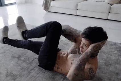 卧推深蹲硬拉都是肌肉训练，可以不用专门练腹肌吗？为什么？