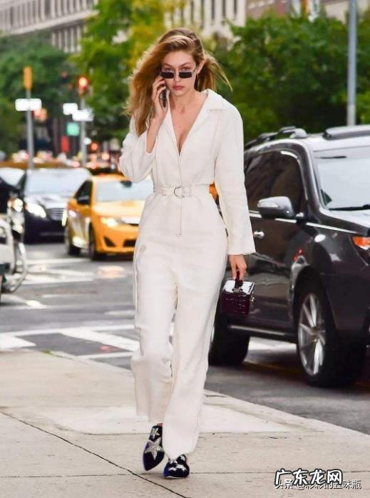 有哪些不紧身但是显腿又瘦又长的裤子？