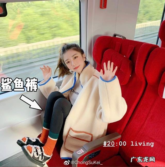 女生白色系穿搭学生党 学生党怎么穿搭显白好看