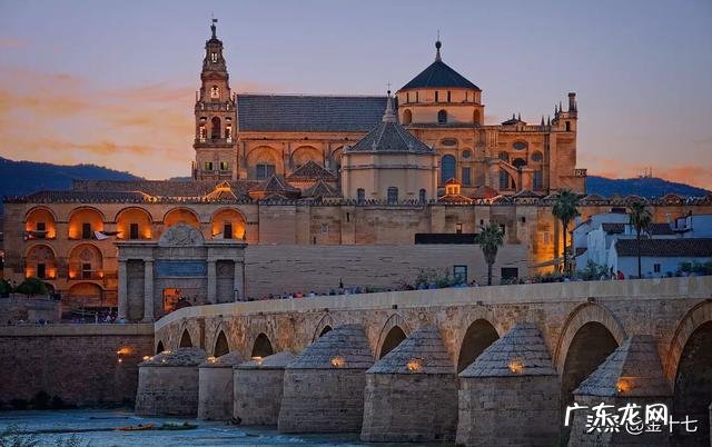 西班牙的人文特色是怎样的