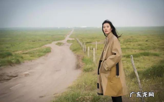 刘雯美丽营业,巴掌大的腰是真实存在的吗?