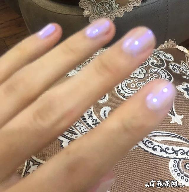 手黑适合什么颜色的美甲?