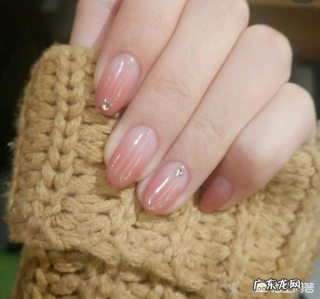 手黑适合什么颜色的美甲?