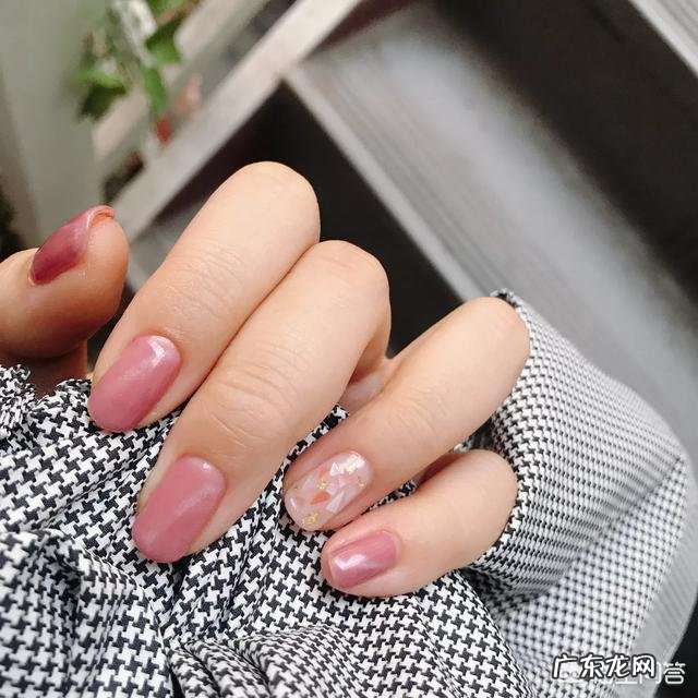 手黑适合什么颜色的美甲?