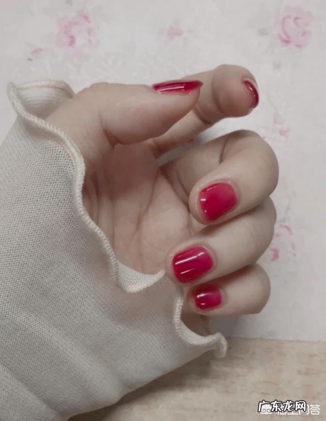 手黑适合什么颜色的美甲?