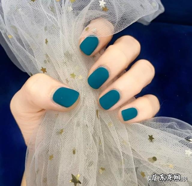 手黑适合什么颜色的美甲?