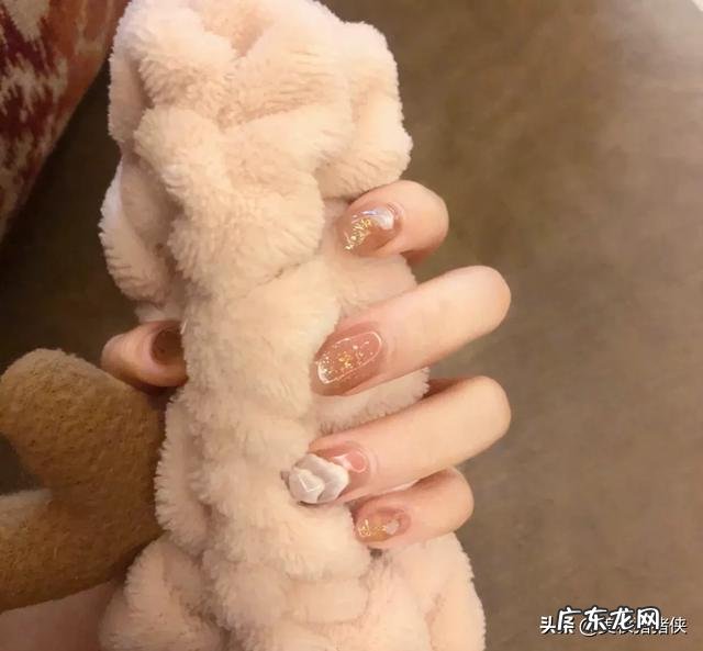 手黑适合什么颜色的美甲?