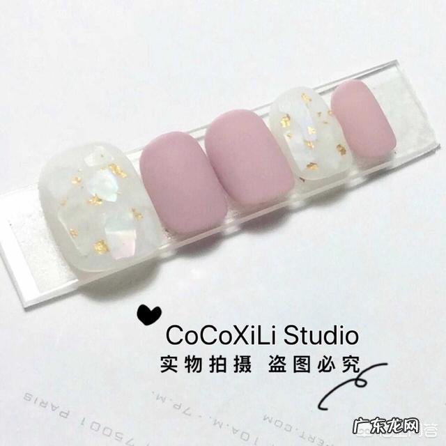 手黑适合什么颜色的美甲?