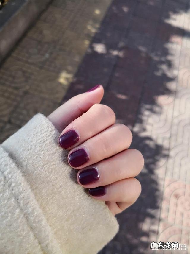 手黑适合什么颜色的美甲?