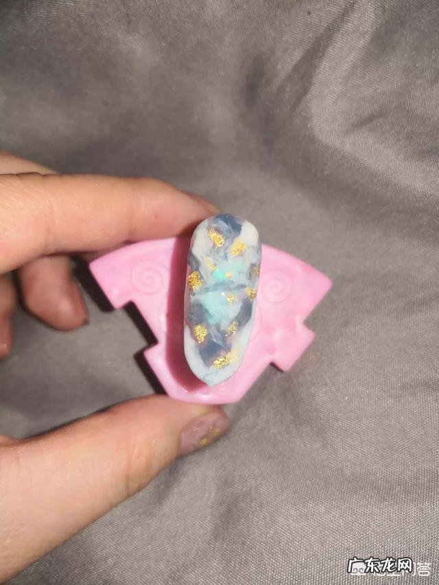 手黑适合什么颜色的美甲?