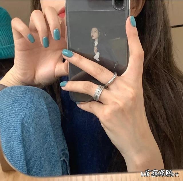 手黑适合什么颜色的美甲?