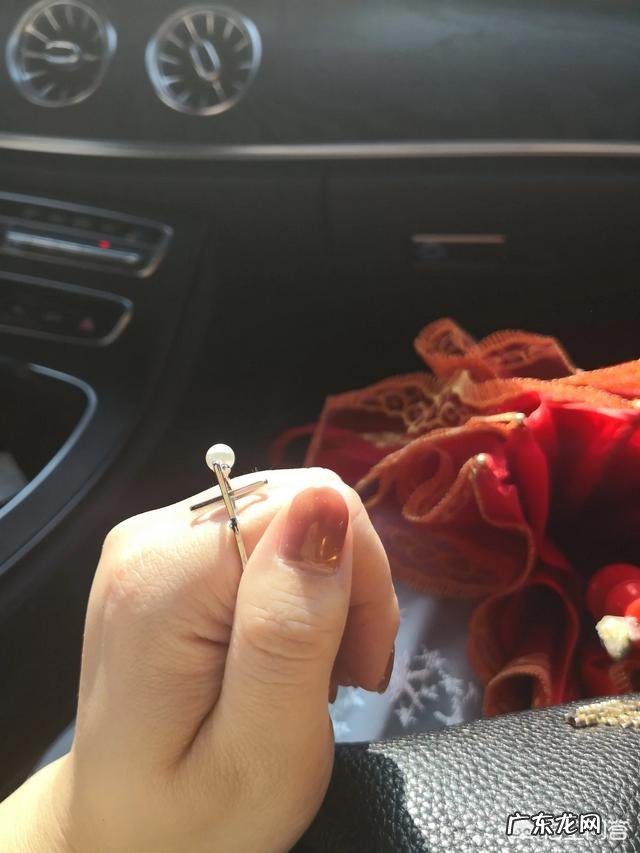 手黑适合什么颜色的美甲?