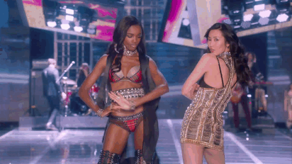 米兰达·可儿在维密秀上都给我们带来过哪些精彩瞬间?