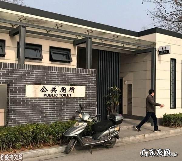 为什么有的人早上爱去公共厕所方便？