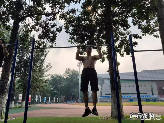 一米八140斤,没有背肌也可以做十个宽握引体,什么原理