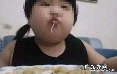 女儿快四岁了,幼儿园中班,被说胖,不想去上学,我该怎么处理?