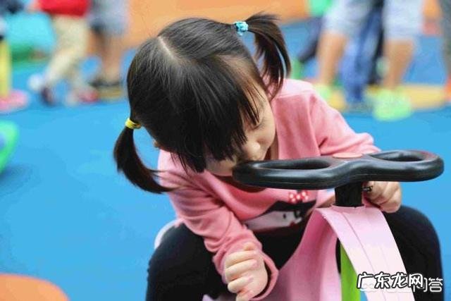 女儿快四岁了，幼儿园中班，被说胖，不想去上学，我该怎么处理？