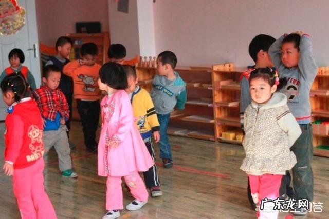 女儿快四岁了，幼儿园中班，被说胖，不想去上学，我该怎么处理？