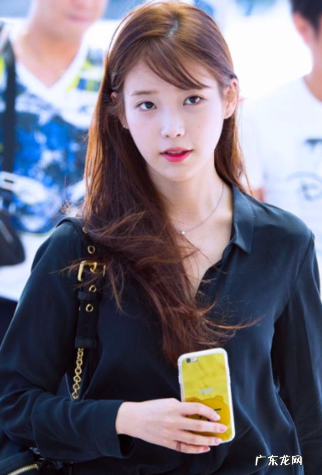 “国民妹妹”IU的私服穿搭，兼具性感和软萌是怎么做到的？