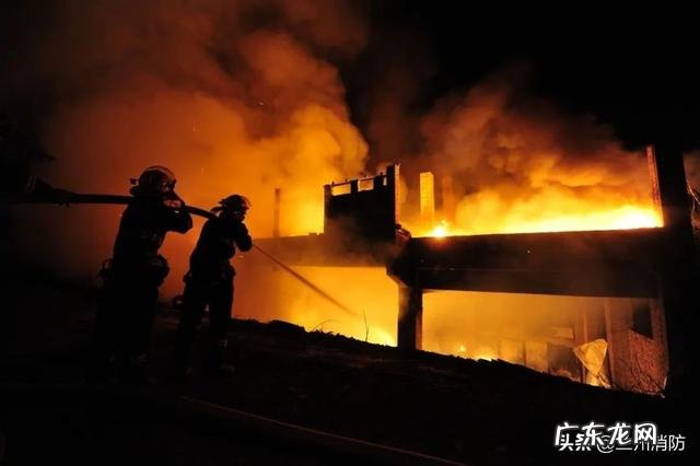 惊呆了！消防员一般灭火战斗装备有多重