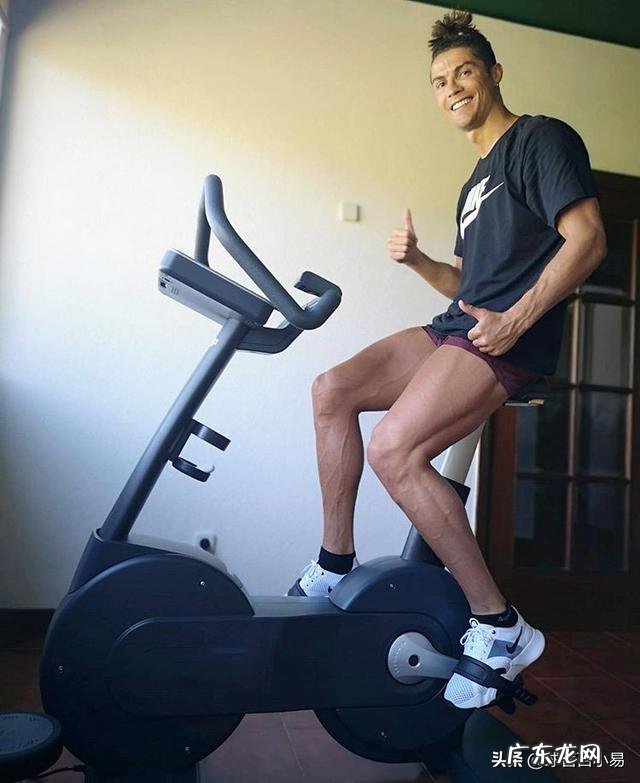 C罗晒黑白健身照,1小时点赞近200万,他的人气为何这么高?