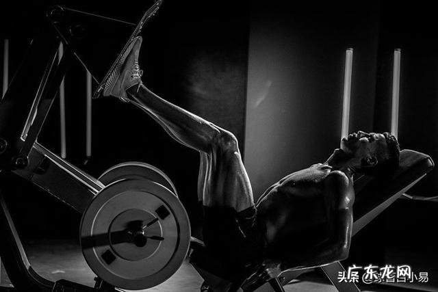 C罗晒黑白健身照,1小时点赞近200万,他的人气为何这么高?