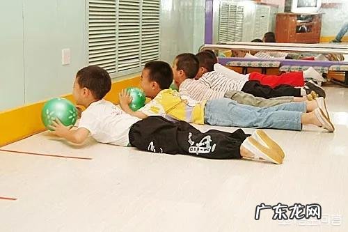 孩子上幼儿园老坐不住，总爱动，该怎么办？