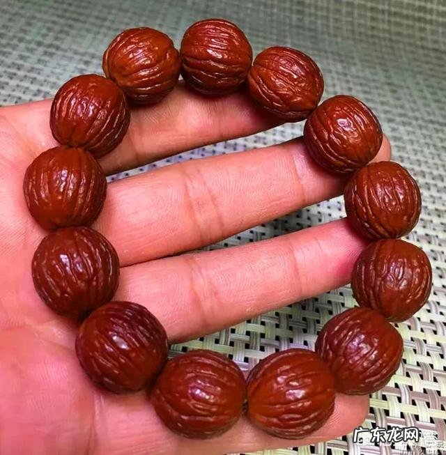 一般男士带12的手串小吗？