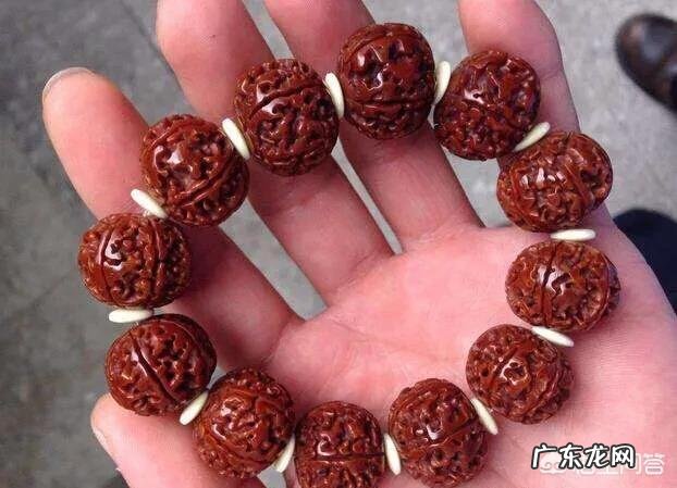 一般男士带12的手串小吗？