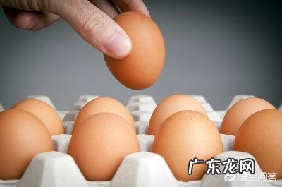 两斤重的小公鸡一天喂多少克猪饲料?饲料保质期几年?