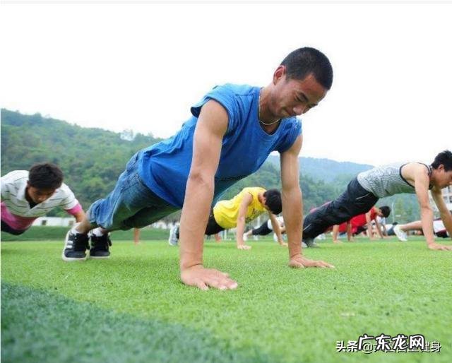 每天做50个俯卧撑，坚持一个月，有多少人能坚持到